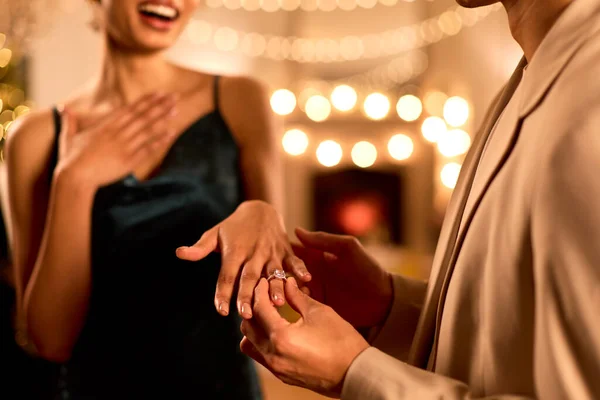 Nahaufnahme Von Verliebtem Paar Das Verlobung Auf Party Feiert — Stockfoto