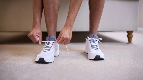 Evdeki Yatak Odasında Spor Kıyafetlerini Spor Ayakkabılarını Giyip Egzersiz Yapmaya — Stok fotoğraf