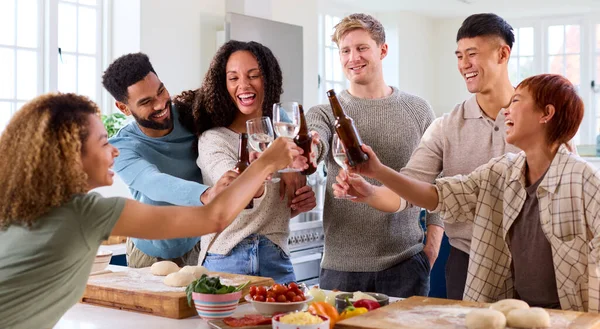 Gruppe Von Friends Bei Zuhause Küche Mit Drinks Making Food — Stockfoto