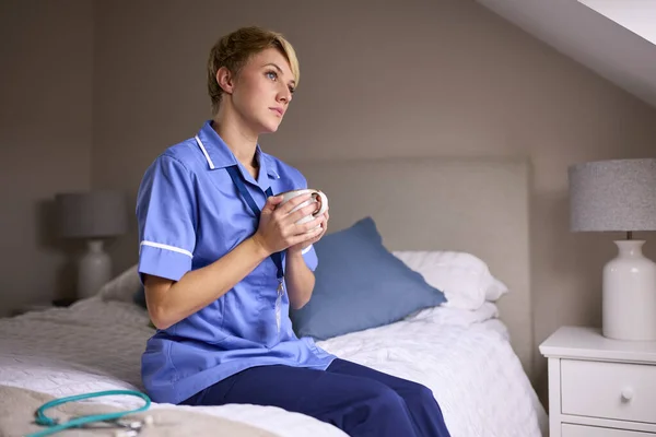 Mulher Cuidadosa Vestindo Enfermeiras Médicos Uniforme Com Bebida Quente Sentado — Fotografia de Stock