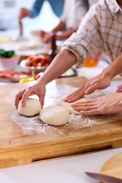 Zbliżenie Grupy Przyjaciół Domu Kuchni Podejmowania Pizzy Imprezę Razem — Zdjęcie stockowe