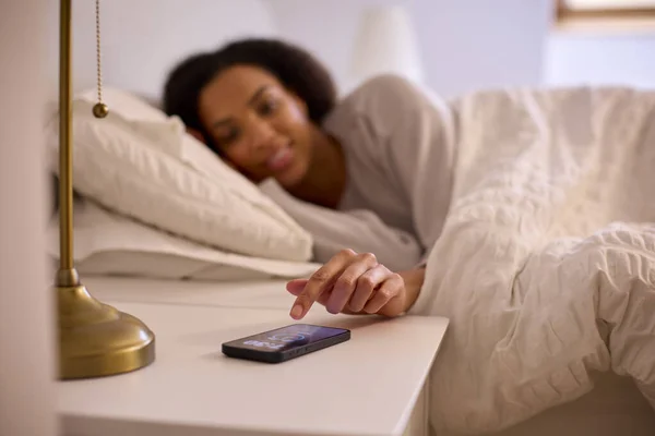 Mulher Casa Cama Desligando Alarme Telefone Móvel — Fotografia de Stock