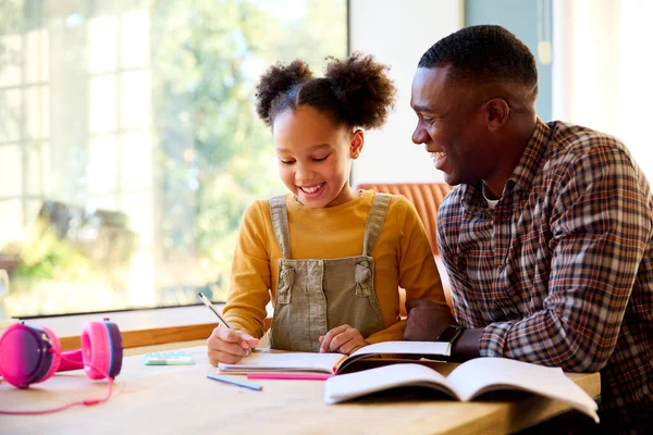 Babası Evde Kızına Yardım Ediyor Masa Ödevlerini Yapıyor — Stok fotoğraf