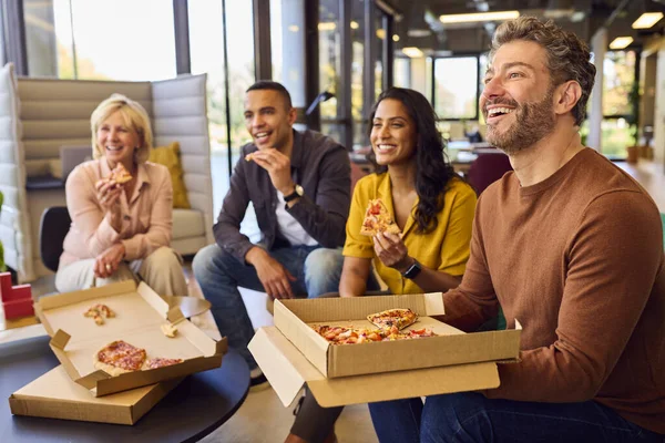 Προσωπικό Άτυπη Συνάντηση Στο Γραφείο Takeaway Πίτσα Και Ποτά — Φωτογραφία Αρχείου
