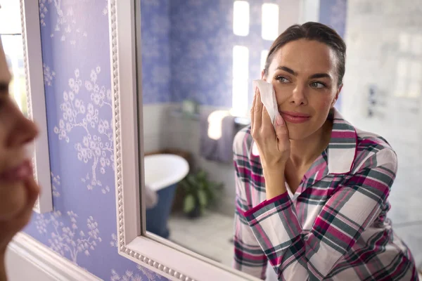 Kobieta Domu Noszenie Piżamy Patrząc Łazience Lustro Zdejmujące Makijaż Chusteczki — Zdjęcie stockowe