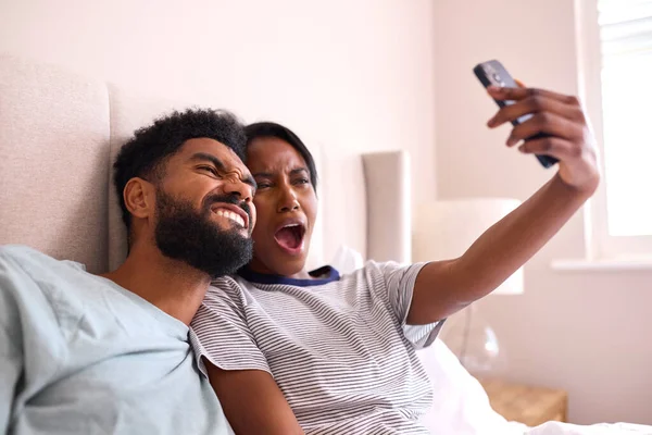 Νεαρό Ζευγάρι Στο Σπίτι Απόσπαση Για Selfie Κινητά Τηλέφωνα Στο — Φωτογραφία Αρχείου