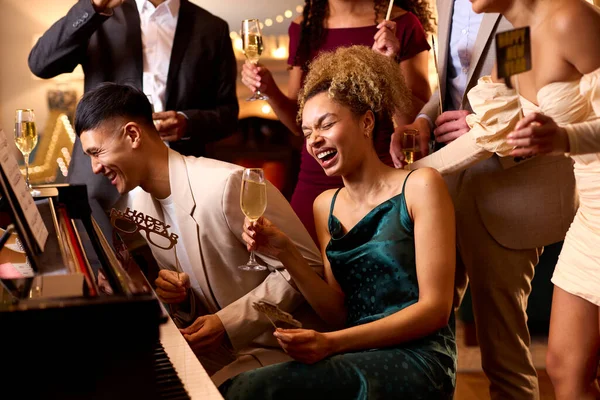 Baráti Társaság Zongora Körül Ünnepeljünk Együtt Újévi Partin — Stock Fotó