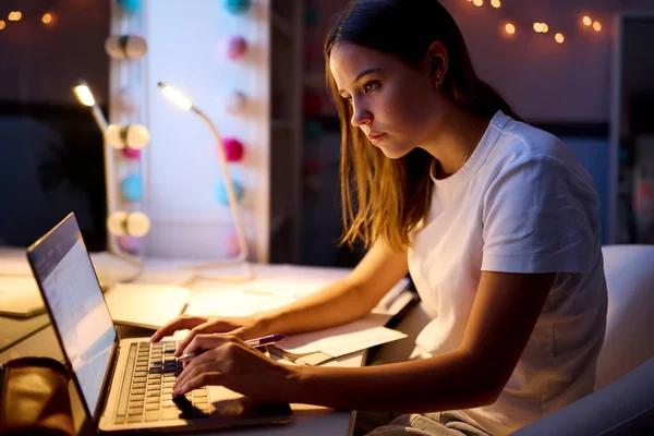 Menina Adolescente Estudando Casa Com Laptop Mesa Quarto Noite — Fotografia de Stock