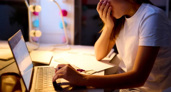 Närbild Trött Tonåring Flicka Gäspning Studera Hemma Med Laptop Sovrummet — Stockfoto