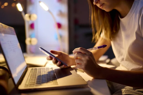 Tinédzser Lány Közelről Tanul Otthon Laptoppal Mobiltelefonnal Hálószobában Íróasztal Éjjel — Stock Fotó