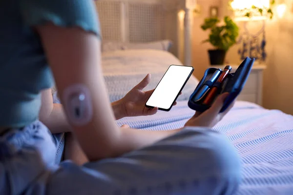 Evde Yatağında Oturup Cep Telefonu Uygulamasındaki Insülin Seviyelerini Kontrol Eden — Stok fotoğraf
