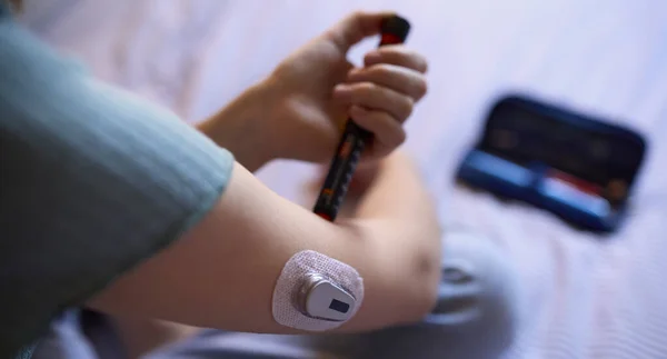 Ближе Диабетической Девушке Кровати Дома Помощью Инсулиновой Ручки Измерения Уровня — стоковое фото