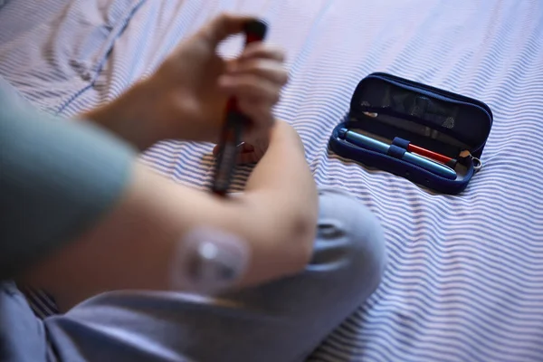 Close Diabetic Girl Bed Home Using Insulin Pen Measure Check — Stock Photo, Image