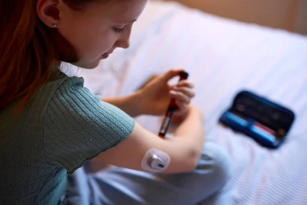 Close Diabetic Girl Bed Home Using Insulin Pen Measure Check — Stock Photo, Image