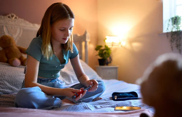 Νεαρό Διαβητικό Κορίτσι Στο Κρεβάτι Στο Σπίτι Χρησιμοποιώντας Στυλό Ινσουλίνης — Φωτογραφία Αρχείου