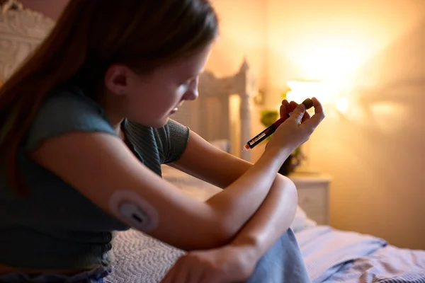 Молода Діабетична Дівчина Ліжку Вдома Допомогою Інсулінової Ручки Перевірки Рівня — стокове фото