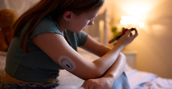 Junge Diabetikerin Hause Mit Insulinstift Bett Den Blutzuckerspiegel Messen — Stockfoto