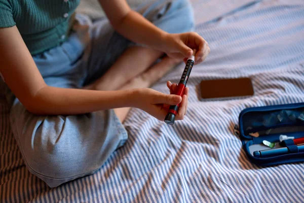 인슐린 수치를 확인하기 침실에서 침대에 당뇨병 소녀의 — 스톡 사진