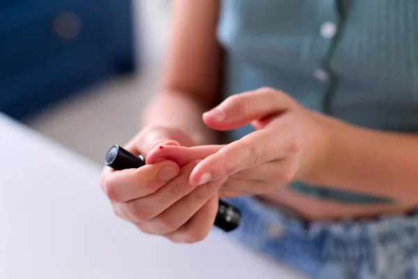 부엌에서 모니터 키트를 사용하여 포도당 농도를 측정하기 에서의 당뇨병 소녀의 — 스톡 사진