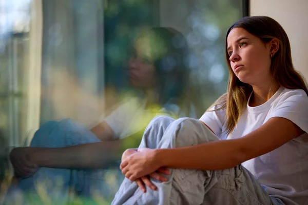 Deprimida Adolescente Sentada Olhando Para Fora Janela Casa — Fotografia de Stock