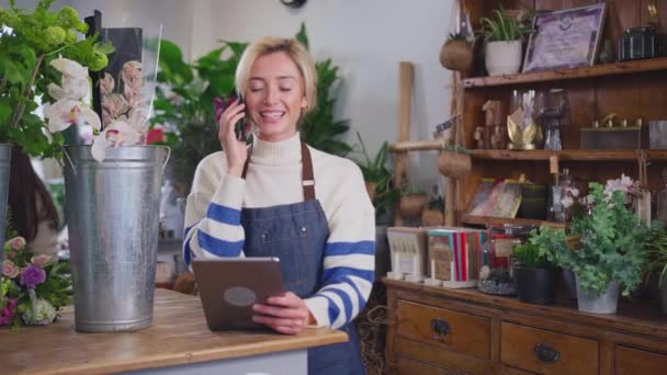 Proprietária Feminina Floristas Loja Usando Tablet Digital Tomando Ordem Telefone — Vídeo de Stock
