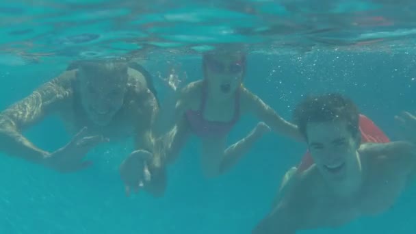 水泳プールで水中での夏休みにおける多世代家族の肖像 スローモーションで撮影 — ストック動画