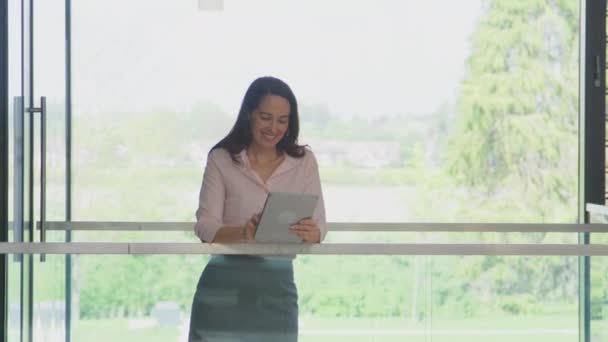 Modern Ofiste Dijital Tablet Kullanan Olgun Bir Kadını Ağır Çekimde — Stok video