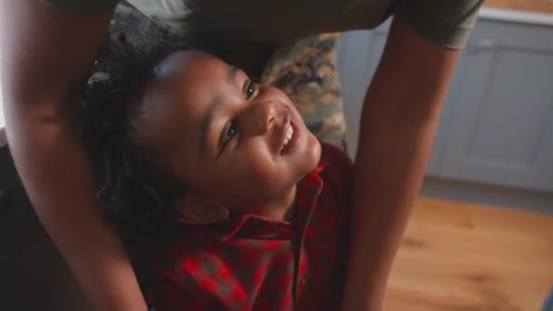 Asker Annesi Izinde Üniformasını Giyip Yavaş Çekimde Aile Mutfağında Oğluyla — Stok video