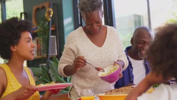 Çok Nesildir Aile Masada Oturup Birlikte Yemek Yiyor Eğleniyor Ağır — Stok video