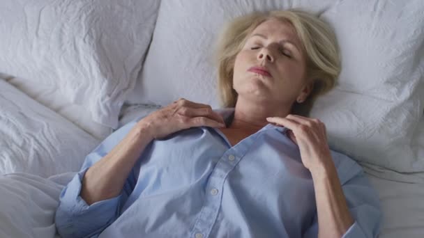 Menopauză Femeie Matură Care Suferă Insomnie Trează Pat Acasă Împușcată — Videoclip de stoc