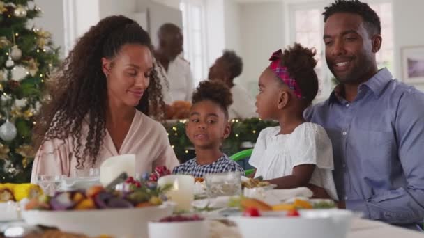 Батьки Сидять Різдвяним Обіднім Столом Дітьми Бабуся Дідусь Готують Їжу — стокове відео