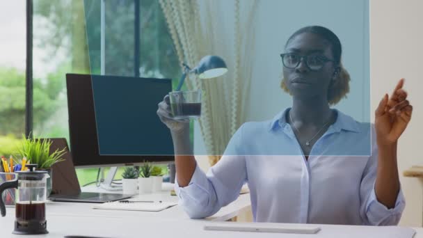 女人看着投影屏幕 坐在桌子边喝咖啡 与Ar技术互动 慢镜头拍摄 — 图库视频影像