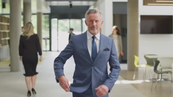 Porträtt Senior Affärsman Ordförande Typ Står Lobbyn Upptagen Modern Kontorsbyggnad — Stockvideo