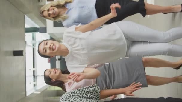 Вертикальное Видео Команда Мультикультурных Бизнесменов Веселится Танцует Офисном Лобби Снято — стоковое видео