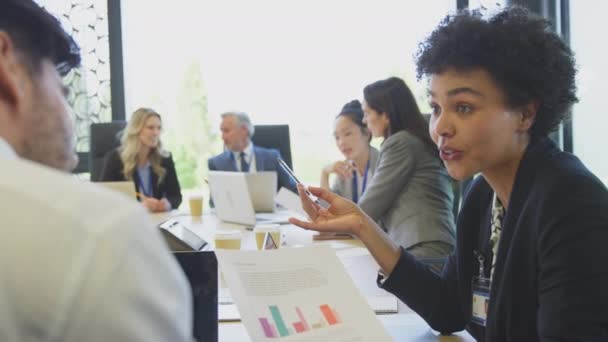 Reunión Del Equipo Negocios Multicultural Colaboración Alrededor Mesa Moderno Edificio — Vídeo de stock