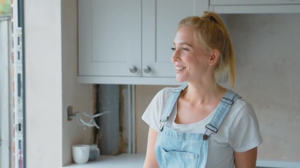 Portrét Usměvavé Ženy Montérkách Renovující Kuchyň Doma Záběr Zpomaleném Filmu — Stock video