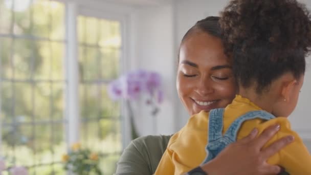 Sevgi Dolu Anne Kızını Evde Kucağında Taşıyor Kucaklıyor Ağır Çekimde — Stok video