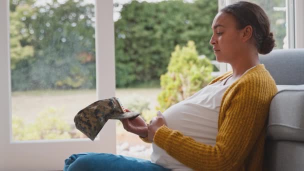 Einsam Schwangere Frau Sitzt Hause Auf Dem Boden Und Hält — Stockvideo