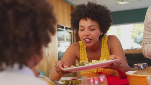 作为多代家庭的儿子在家里围坐在餐桌旁 一起吃饭和吃饭 动作缓慢 — 图库视频影像