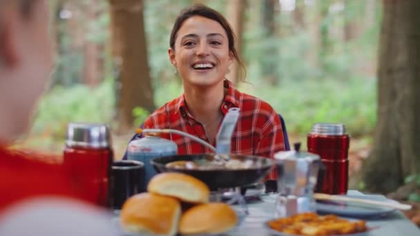 Δύο Φίλες Διακοπές Κάμπινγκ Στο Δάσος Μαγείρεμα Γεύμα Και Πίνοντας — Αρχείο Βίντεο