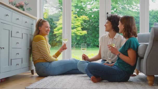 Groep Van Drie Vrouwelijke Vrienden Thuis Zitten Vloer Lounge Wijn — Stockvideo