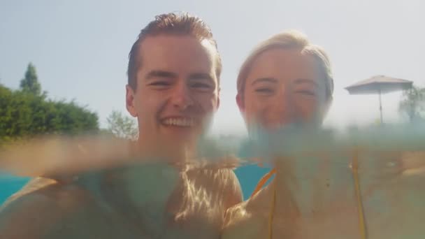 Porträt Eines Lächelnden Paares Das Sich Sommerurlaub Schwimmbad Vergnügt Aufgenommen — Stockvideo