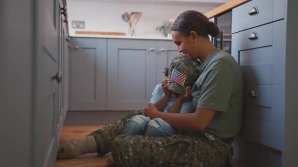 American Army Mother Home Leave Abrazando Hijo Con Uniforme Sentado — Vídeo de stock