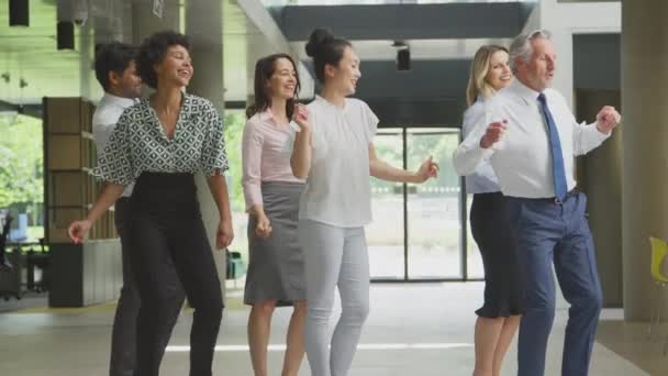 Улыбающаяся Мультикультурная Деловая Команда Бреет Веселые Смеха Танцы Современном Офисном — стоковое видео