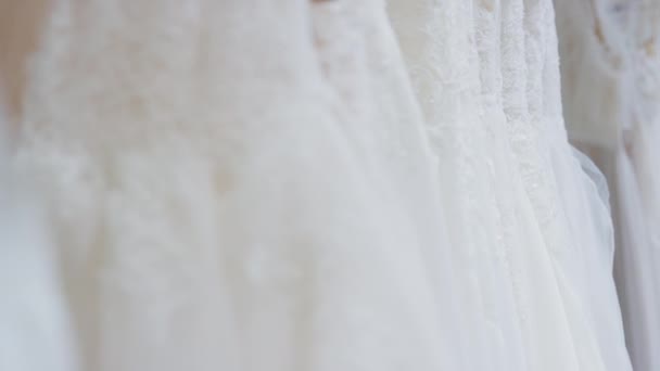 Красивые Белые Свадебные Платья Висящие Витрине Свадебного Магазина Снято Замедленной — стоковое видео