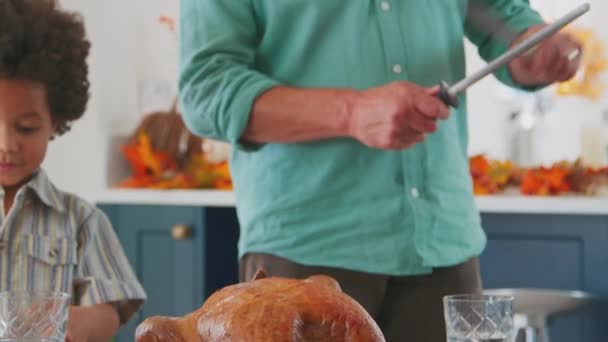 在多代家庭一起在家里庆祝感恩节的时候 爷爷在切火鸡前磨刀 动作缓慢 — 图库视频影像