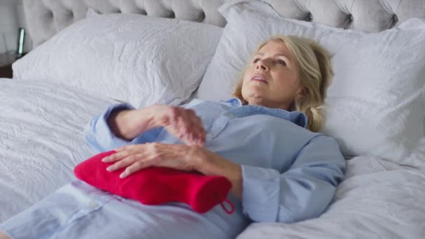 Menopauzale Volwassen Vrouw Liggend Bed Thuis Met Warm Water Fles — Stockvideo