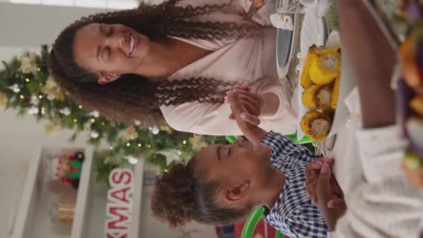 多代家庭在家里庆祝圣诞节的垂直录像 在一起吃饭前祈祷 动作缓慢 — 图库视频影像
