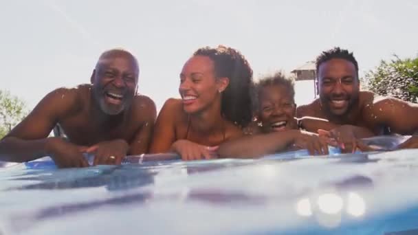 Camera Beweegt Van Onderwater Glimlachende Multi Generatie Familie Tonen Met — Stockvideo