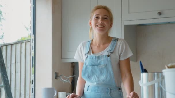 Портрет Улыбающейся Женщины Комбинезоне Обновляющей Кухню Дома Снято Замедленной Съемке — стоковое видео